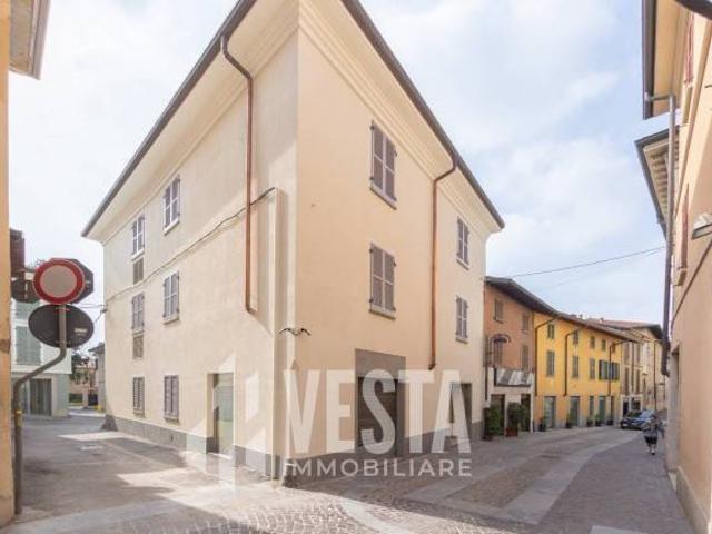 Locale Commerciale in affitto a Novate Brianza, Merate
