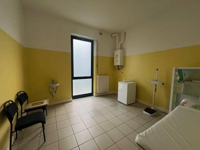 Locale Commerciale in affitto a Novate Brianza, Merate