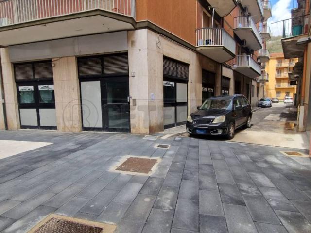 Locale Commerciale in affitto a Mercato San Severino, Campania