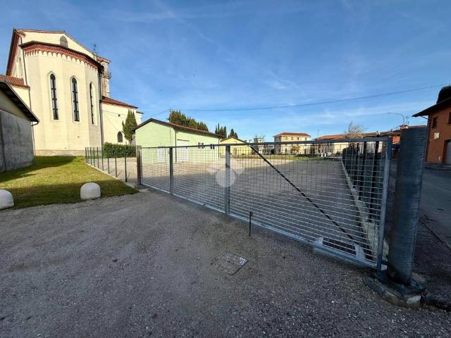 Locale Commerciale in affitto a Mereto Di Tomba, Friuli-Venezia Giulia