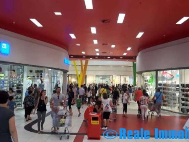 Locale Commerciale in affitto a Mesero, Lombardia