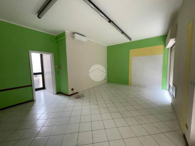 Locale Commerciale in affitto a Mesero, Lombardia