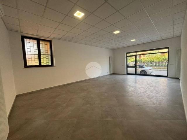 Locale Commerciale in affitto a Mesero, Lombardia