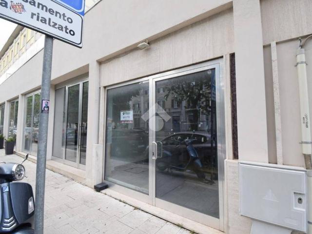 Locale Commerciale in affitto a IV Circoscrizione, Messina
