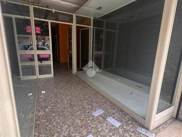 Locale Commerciale in affitto a III Circoscrizione, Messina