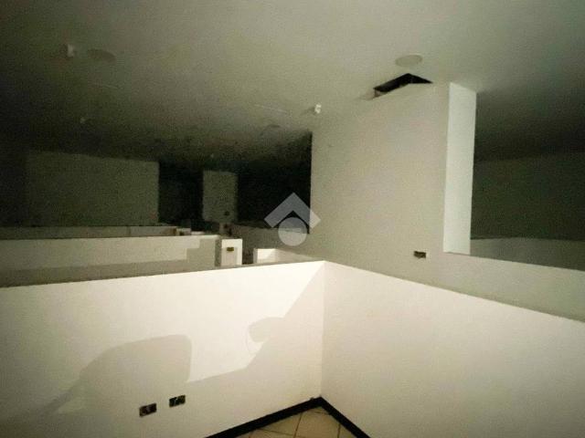 Locale Commerciale in affitto a III Circoscrizione, Messina