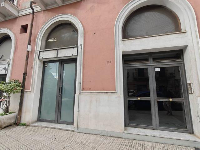 Locale Commerciale in affitto a IV Circoscrizione, Messina