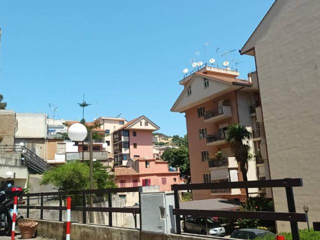 Locale Commerciale in affitto a IV Circoscrizione, Messina
