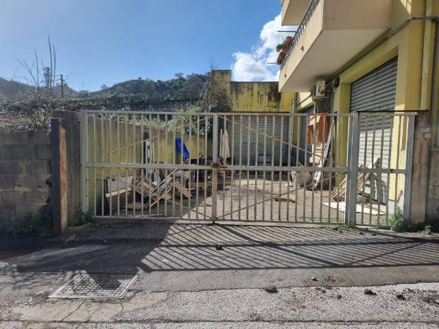 Locale Commerciale in affitto a I Circoscrizione, Messina