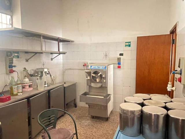 Locale Commerciale in affitto a II Circoscrizione, Messina