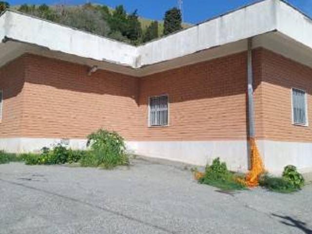 Locale Commerciale in affitto a VI Circoscrizione, Messina