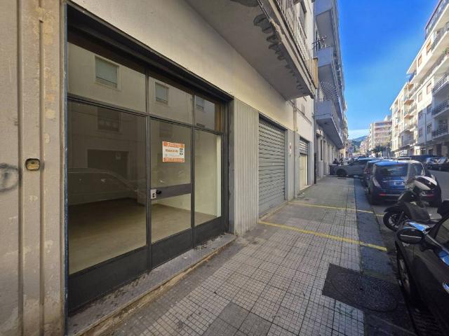 Locale Commerciale in affitto a IV Circoscrizione, Messina