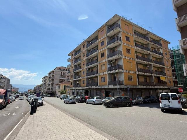 Locale Commerciale in affitto a III Circoscrizione, Messina
