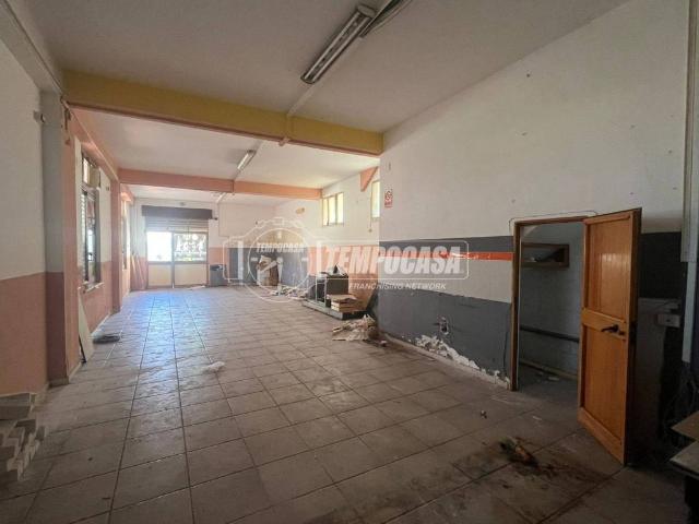 Locale Commerciale in affitto a Sperone, Messina