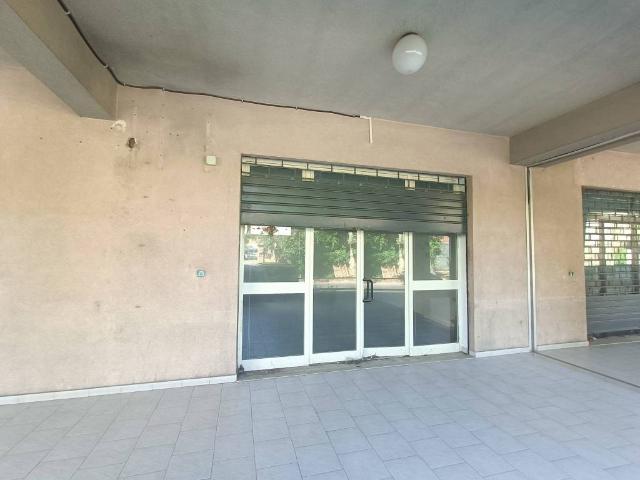 Locale Commerciale in affitto a VI Circoscrizione, Messina