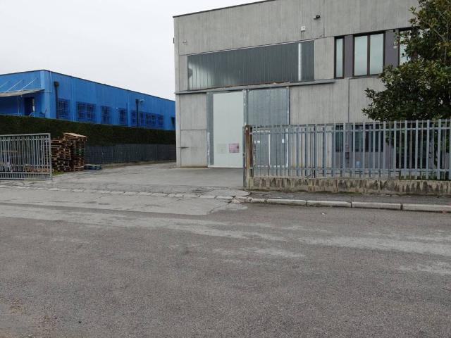 Locale Commerciale in affitto a Mestrino, Veneto
