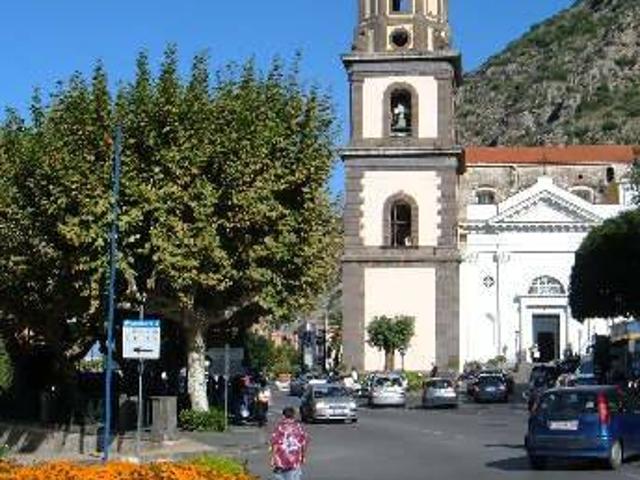 Locale Commerciale in affitto a Meta, Campania