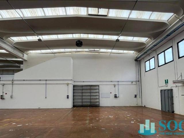 Locale Commerciale in affitto a Mezzago, Lombardia