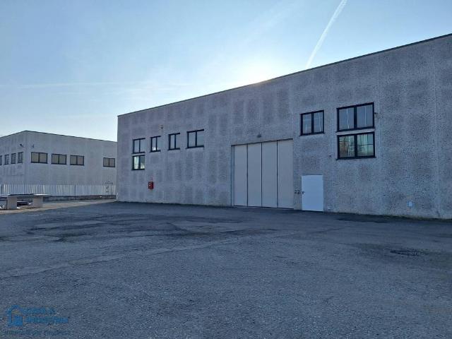 Locale Commerciale in affitto a Mezzago, Lombardia