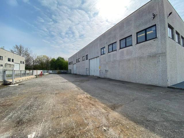 Locale Commerciale in affitto a Mezzago, Lombardia