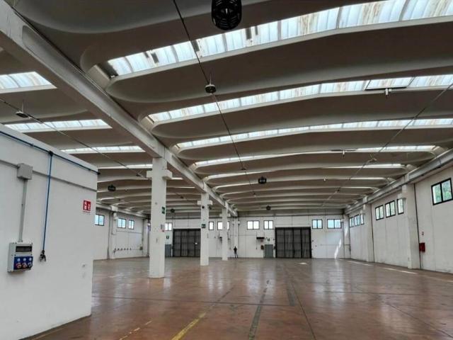 Locale Commerciale in affitto a Mezzago, Lombardia