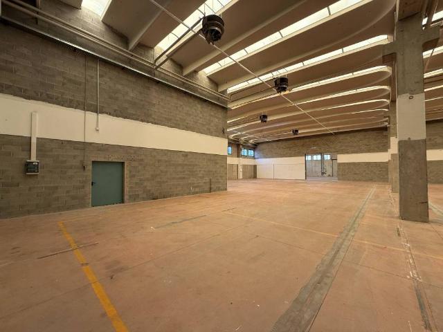 Locale Commerciale in affitto a Mezzago, Lombardia