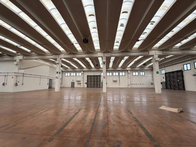 Locale Commerciale in affitto a Mezzago, Lombardia