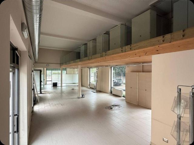 Locale Commerciale in affitto a Comunità Rotaliana-Königsberg, Mezzolombardo