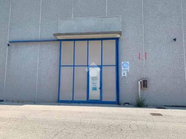 Locale Commerciale in affitto a Miglianico Di Chieti, Abruzzo