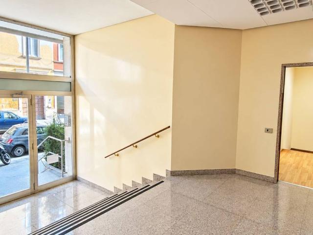 Locale Commerciale in affitto a Isola, Milano