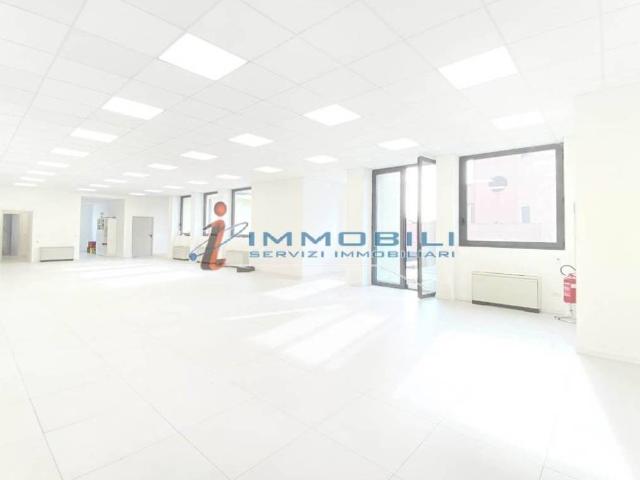 Locale Commerciale in affitto a Municipio 6, Milano