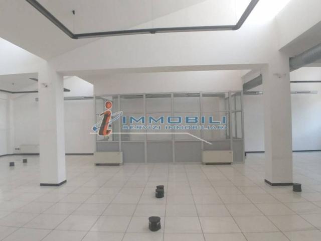 Locale Commerciale in affitto a Municipio 8 di Milano, Milano