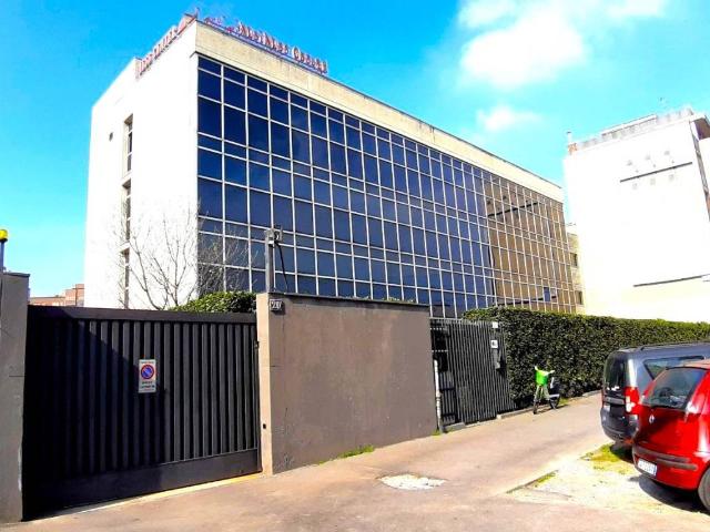 Locale Commerciale in affitto a Stadera, Milano