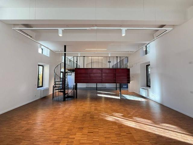 Locale Commerciale in affitto a Municipio 6, Milano