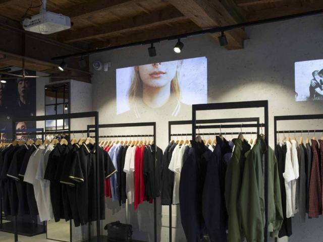 Locale Commerciale in affitto a Ticinese, Milano