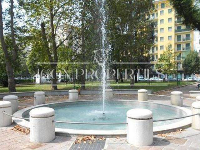 Locale Commerciale in affitto a Municipio 6, Milano