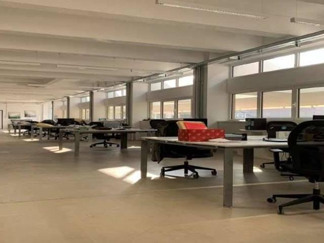 Locale Commerciale in affitto a Municipio 6, Milano