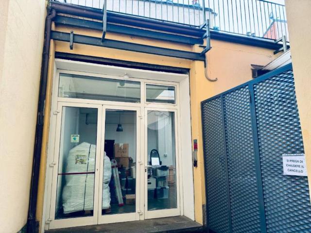 Locale Commerciale in affitto a Municipio 6, Milano