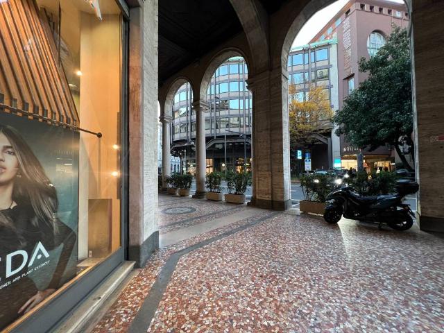 Locale Commerciale in affitto a Municipio 1, Milano
