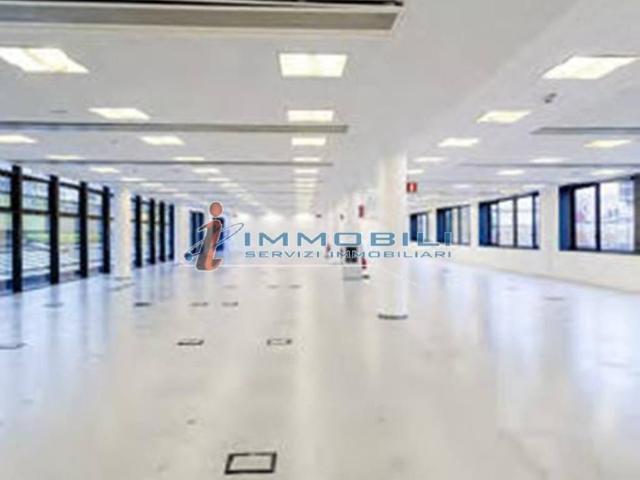 Locale Commerciale in affitto a Municipio 9, Milano