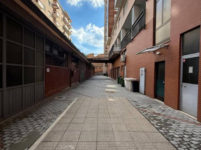 Locale Commerciale in affitto a Municipio 9, Milano