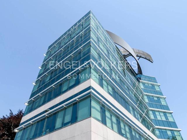 Locale Commerciale in affitto a Municipio 8 di Milano, Milano
