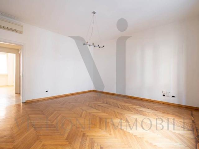 Locale Commerciale in affitto a Duomo, Milano