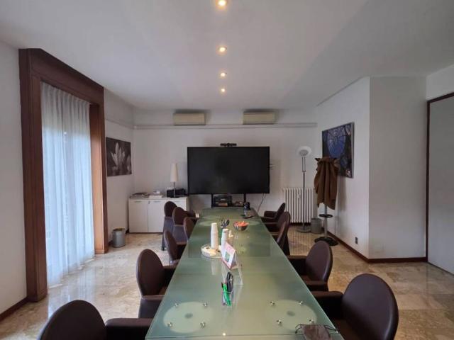 Locale Commerciale in affitto a Ticinese, Milano