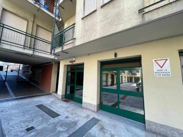 Locale Commerciale in affitto a Municipio 8 di Milano, Milano