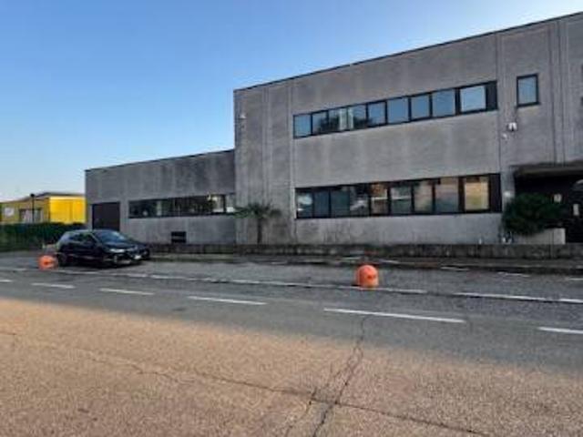 Locale Commerciale in affitto a Unione dei Comuni I Fontanili, Vermezzo