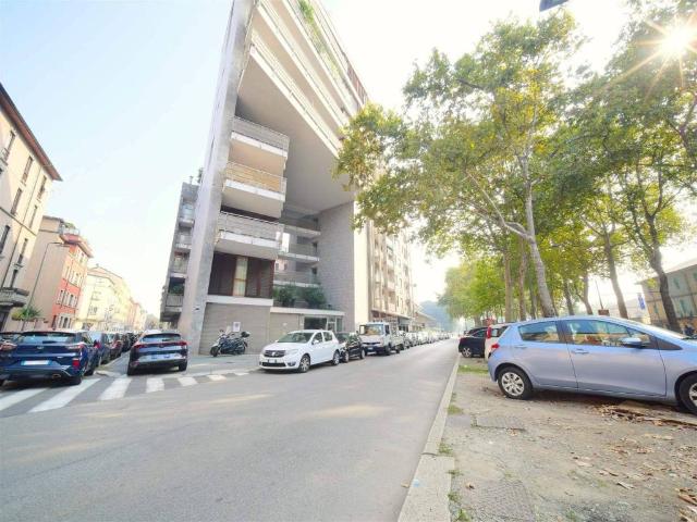 Locale Commerciale in affitto a Municipio 8 di Milano, Milano