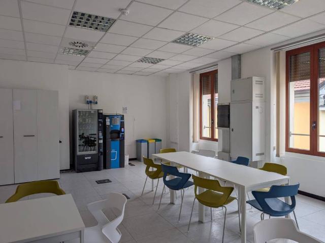 Locale Commerciale in affitto a Municipio 8 di Milano, Milano