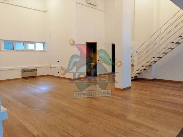 Locale Commerciale in affitto a Ticinese, Milano