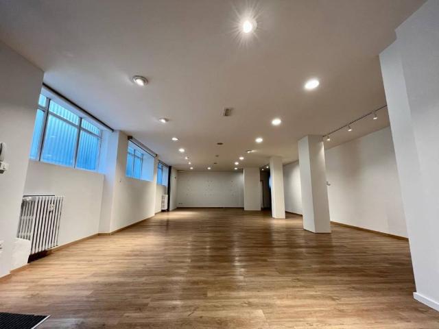 Locale Commerciale in affitto a Municipio 6, Milano